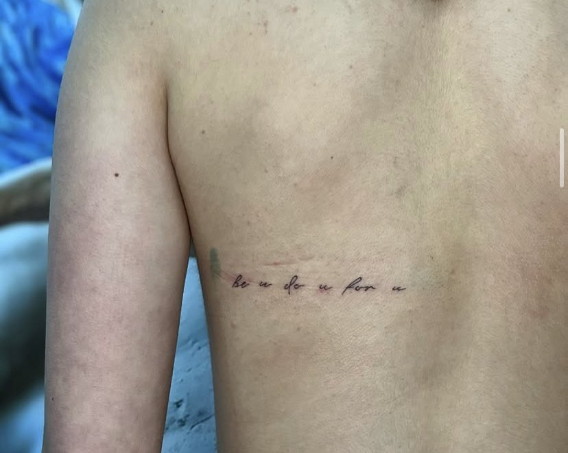 Натпис „be u do u for u“ на грб — Shanaya