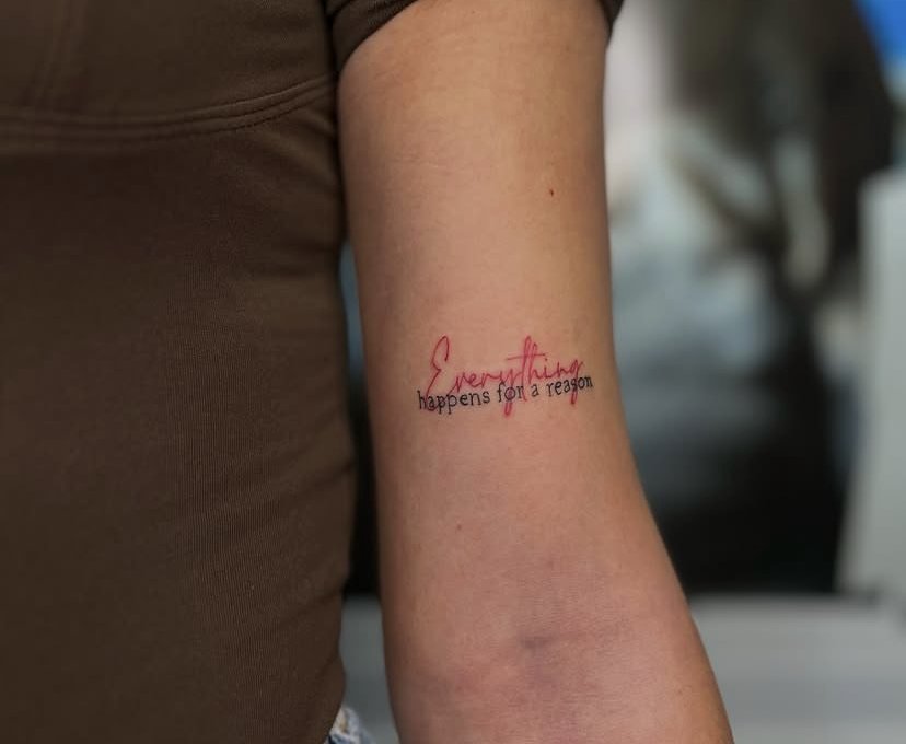 Натпис „Everything happens for a reason“ со црвено мастило — Shanaya